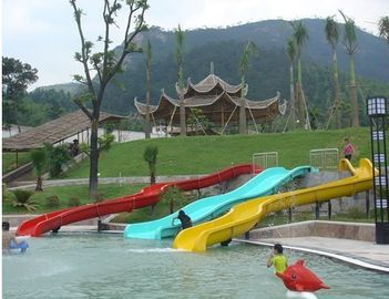Il grande scorrevole del campo da giuoco dei bambini con l'acqua gioca, acquascivoli per i bambini nel parco gigante dell'acqua
