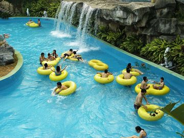Attrezzatura del parco dell'acqua della vetroresina per il fiume pigro dell'hotel, famiglia sulle vacanze estive nel parco dell'acqua